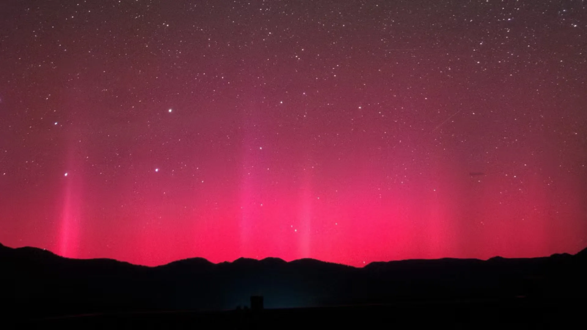 How Moderate Geomagnetic Storms Produce Extreme Red Auroras