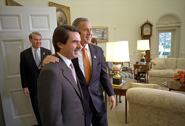 George W. Bush welcoming José María Aznar in the Oval Office in November 2001